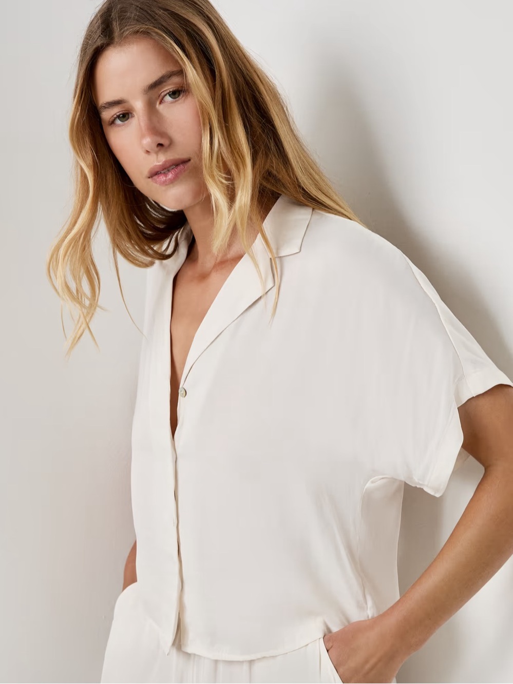 Etam Cheeta Short-Sleeved Satin Shirt In Ecru Pearl Size M